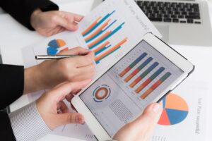El uso de indicadores de ventas ayuda a las pequeñas y medianas empresas a conocer qué productos generan mejores resultados, cuáles son más rentables y qué estrategias comerciales están funcionando de manera efectiva