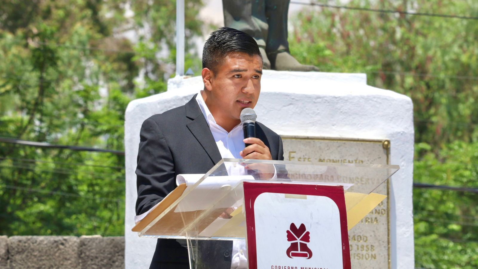 Durante su mensaje oficial, el secretario municipal Félix Ángel García Clemente destacó la importancia de robustecer los valores cívicos y la participación ciudadana