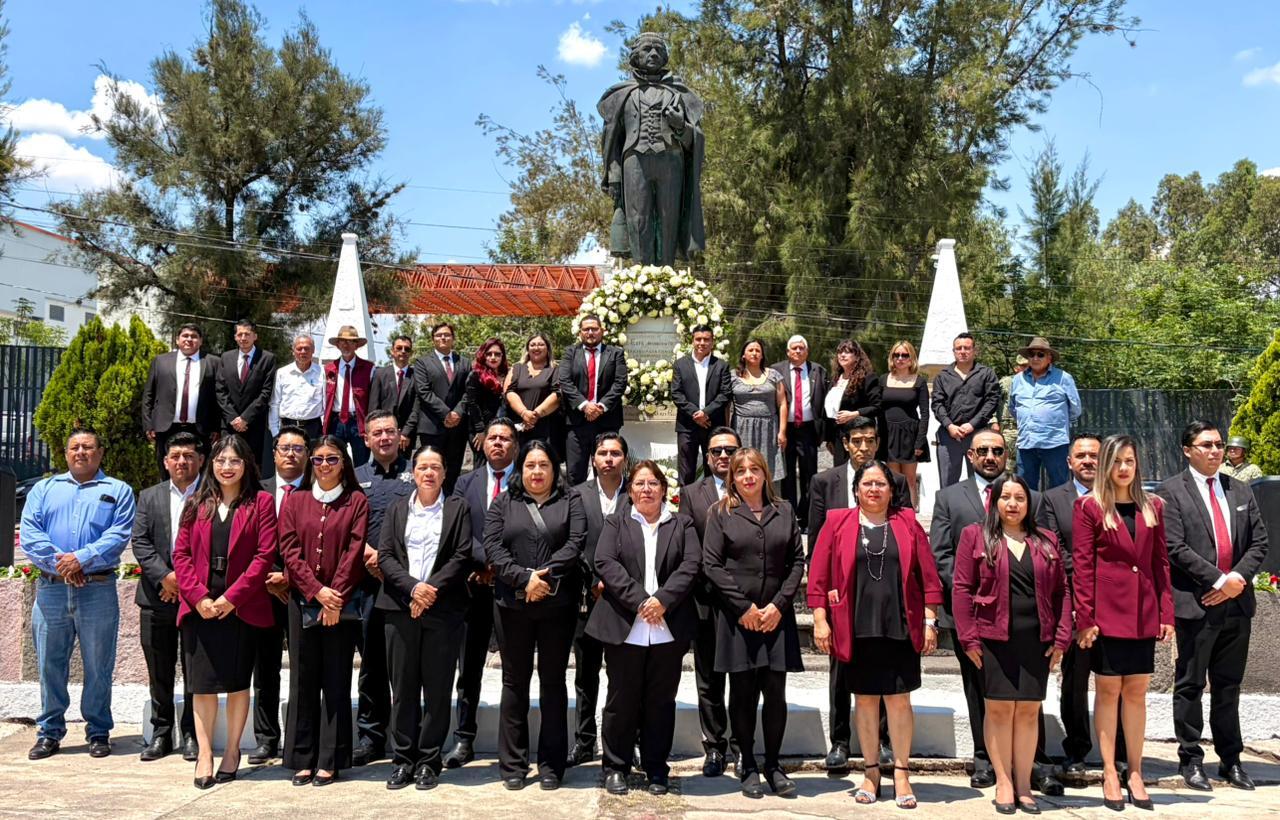 La conmemoración culminó con una ofrenda floral colocada por el cuerpo edilicio y las corporaciones en el monumento dedicado al prócer