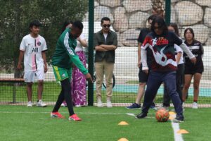Niños pachuqueños participan en ejercicios de control de balón y coordinación con los exmundialistas sudafricanos