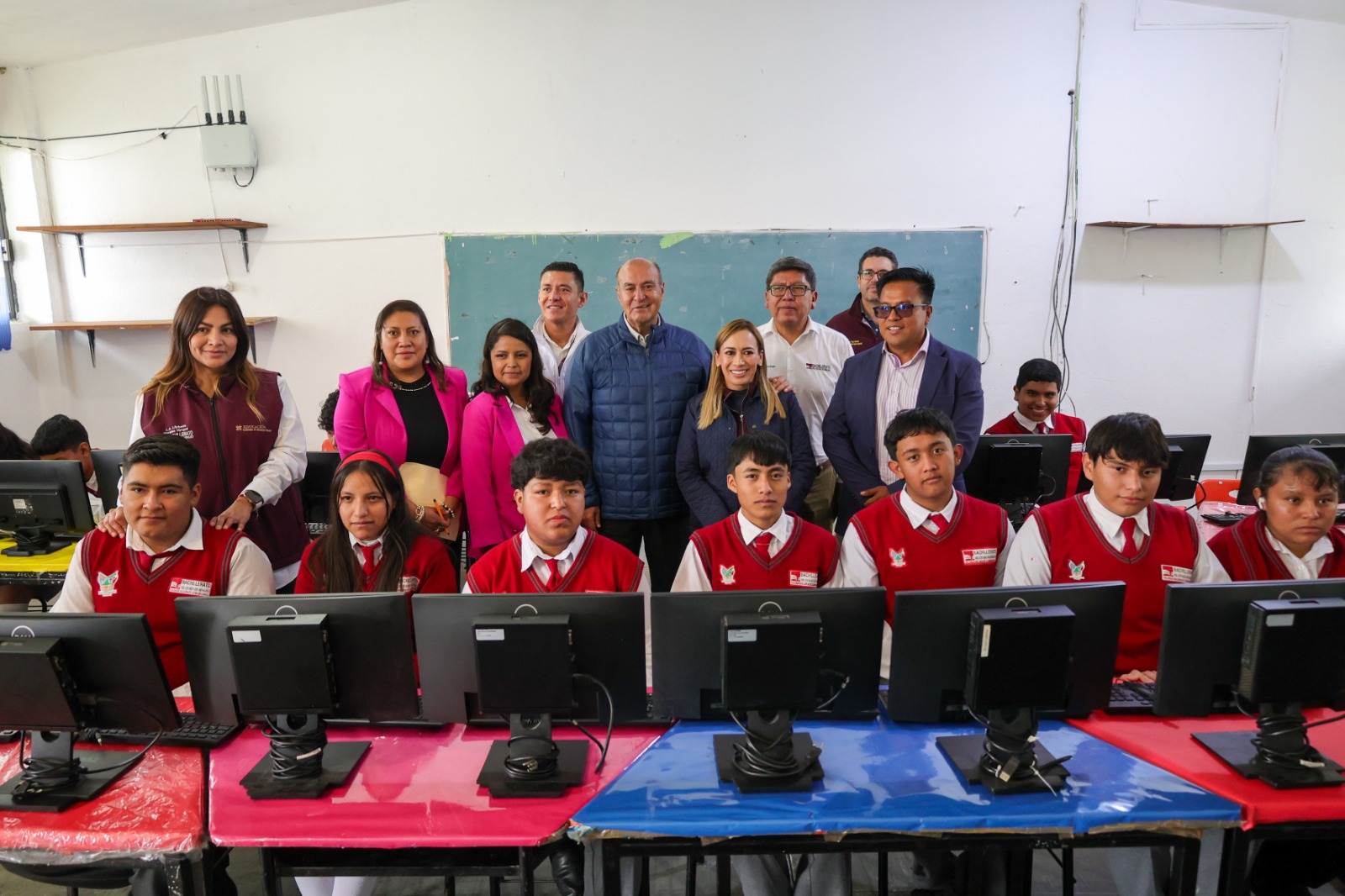 La jornada cívica inició en la escuela primaria Enrique Corona, ubicada en Ojo de Agua, donde se anunció la construcción de una techumbre, la rehabilitación del comedor y la habilitación de la biblioteca escolar,