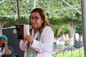 La profesora Araceli Hernández Jiménez presentó su libro de poemas titulado Vicios solitarios