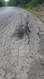 Baches y hundimientos aparecen tras millonaria rehabilitación vial
