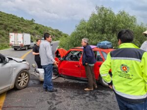 Choque entre dos autos provoca cierre parcial en vía a Real del Monte