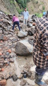 El derrumbe provocó complicaciones momentáneas para quienes utilizan diariamente esta vía de comunicación en Huasca de Ocampo