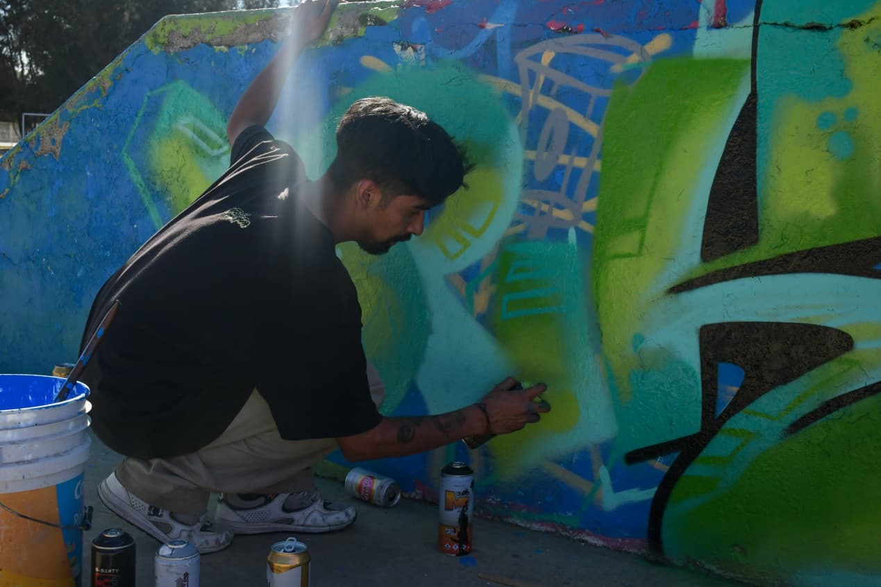 Jóvenes participan en la creación del mural “Amor y libertad” en Tulancingo