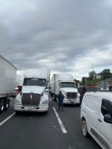 La movilización se concentra en la caseta de San Cristóbal y afecta el flujo vehicular