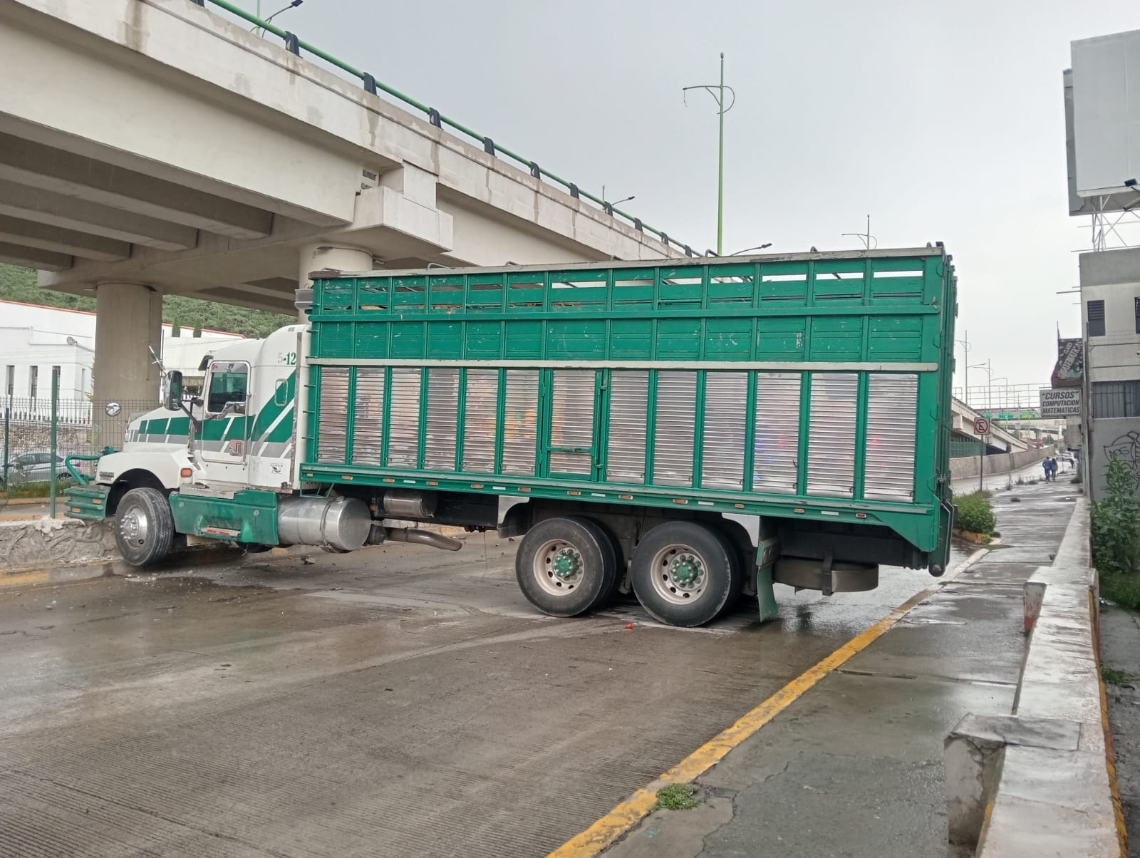 Autoridades realizan maniobras para retirar la pesada unidad del bulevar.