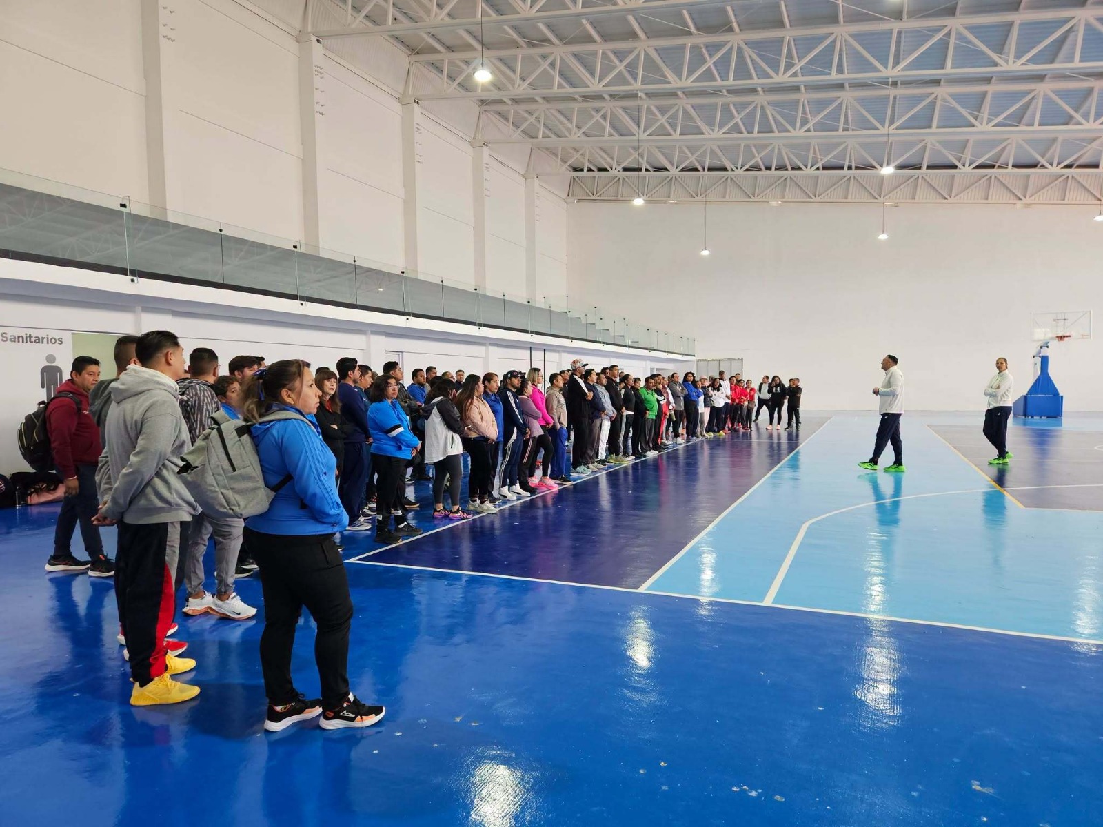 Profesores de nivel básico fortalecen sus habilidades en la enseñanza del baloncesto escolar en jornada del IHE