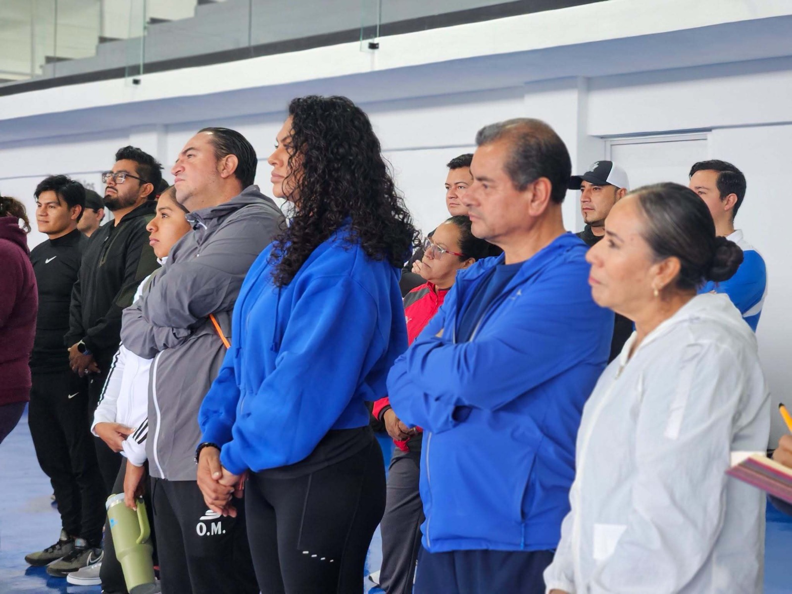 Docentes de educación física durante la capacitación de baloncesto escolar en el Gimnasio Presidente Alemán de Pachuca