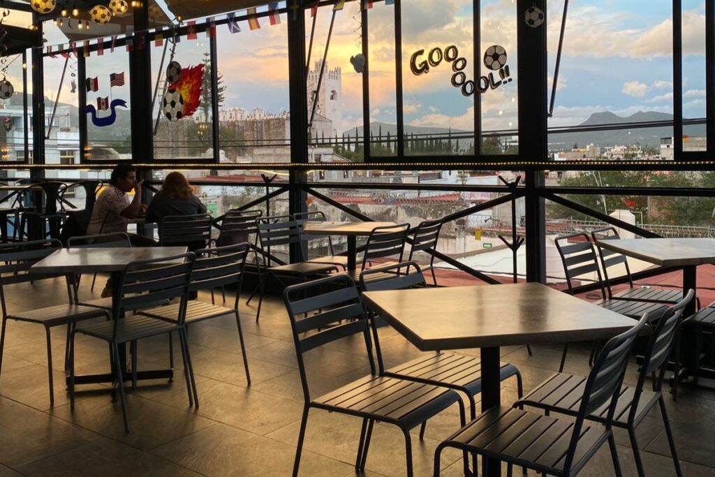 Interior del restaurante Cumbre Terraza, en el centro de Actopan