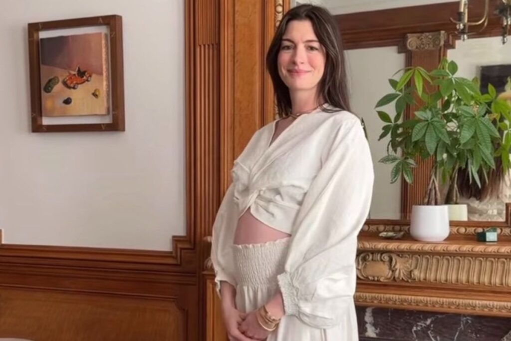 Fotograma del video con el que Anne Hathaway confirmó que está embarazada