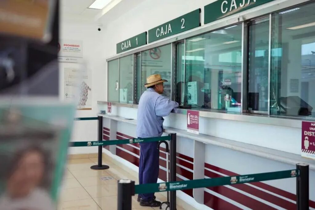 Denuncian fallas constantes y cajero inservible en Banco del Bienestar de Huejutla