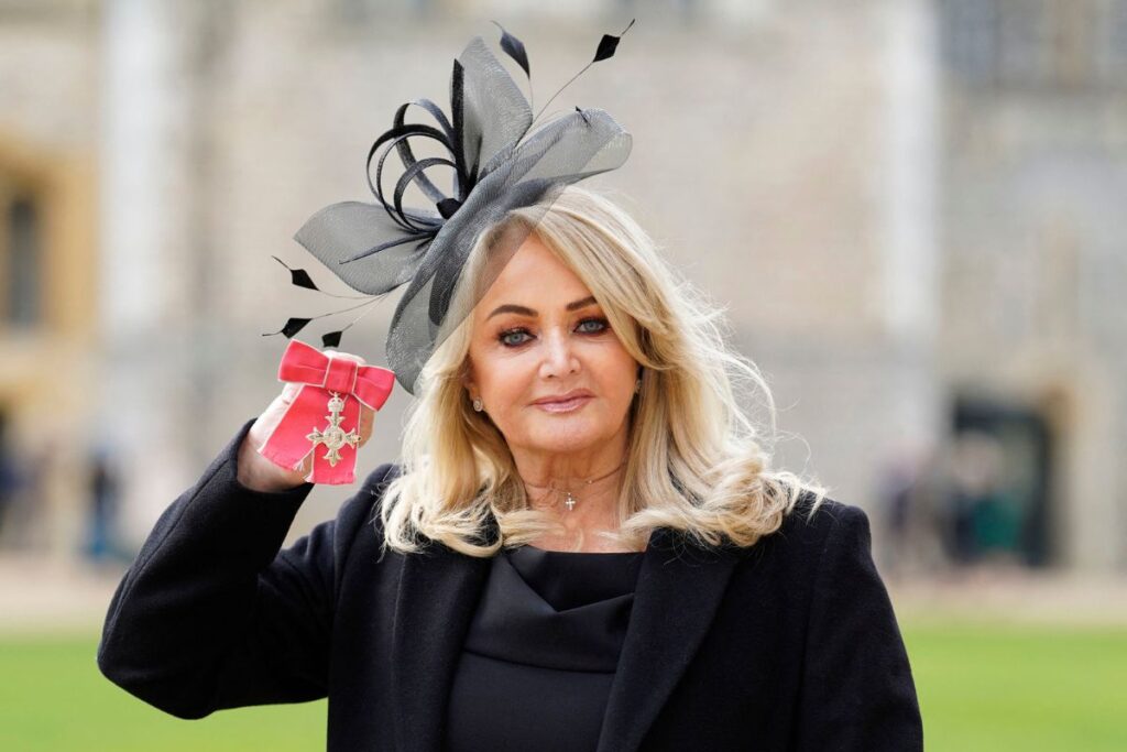 Bonnie Tyler durante una ceremonia en Reino Unido