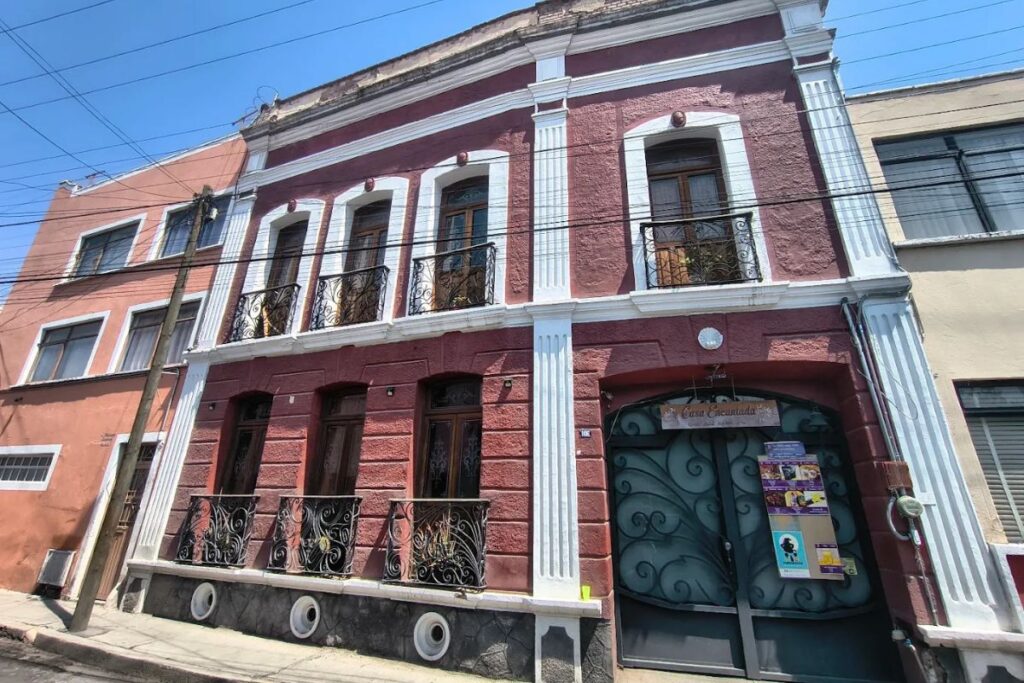 Fachada de Casa Encantada 1730, ubicada en el centro de Pachuca