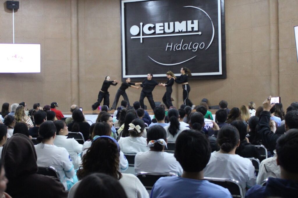 Un grupo de personas ejecutando una danza durante la apertura de la Academia de Artes Escénicas del Ceumh