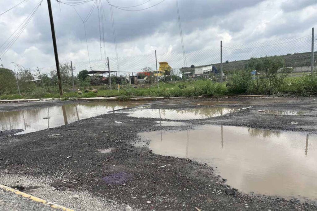 De acuerdo con los vecinos, con lluvias fuertes, la problemática incrementa, pues se pierde toda la visibilidad del espacio | Foto: Carmen Hernández