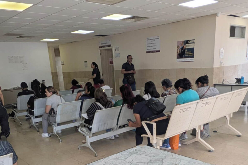 “Hay muchísima gente, mucho paciente, mucho trabajo y poco personal”, dijo una derechohabiente del Issste