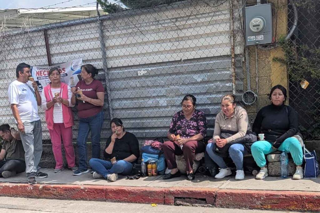 En asientos improvisados o de pie, decenas de personas esperan que el guardia de seguridad de la entrada pronuncie el nombre de su familiar para poder acceder o tener noticias sobre su paciente | Foto: Saúl Hernández