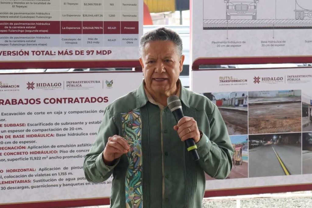 Vecinos de la zona aprovecharon la visita de Julio Menchaca Salazar para señalar deficiencias en la obra, como la aparición de fisuras | Foto: Especial