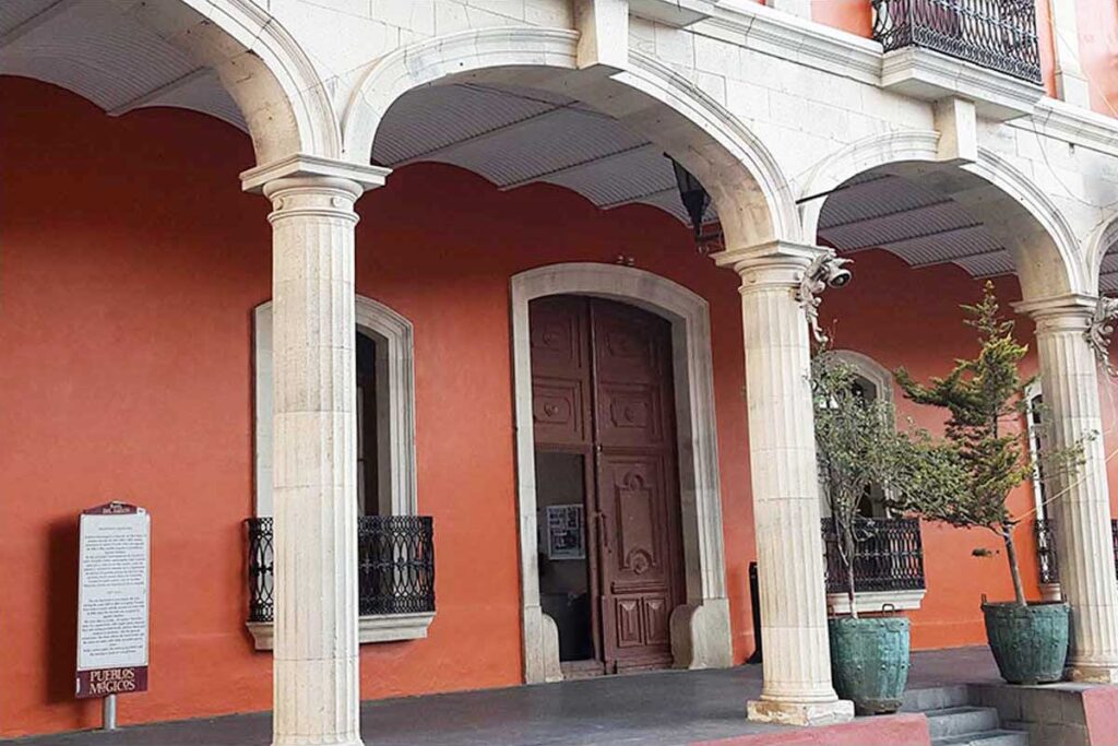 Cerca de dos terceras partes de los representantes municipales no cuentan con estudios superiores acreditados en el Registro Nacional de Profesionistas | Foto: Especial