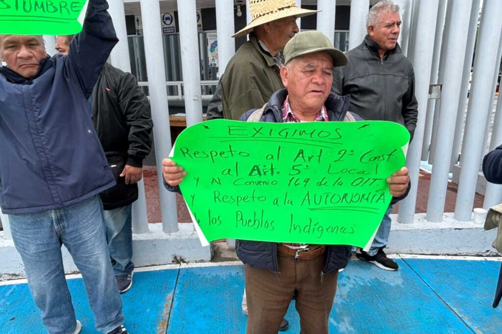 Ayer, un grupo de vecinos de San Ildefonso acudió al Congreso a pedir su intervención en el caso