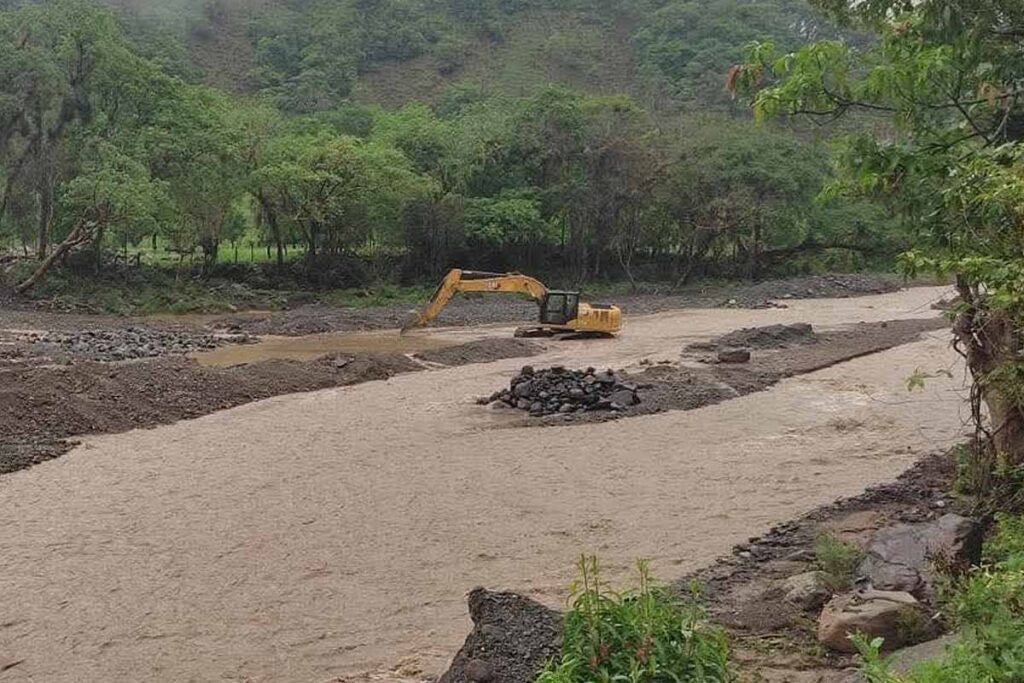 En Chapula se utilizó maquinaria para encauzar el agua en el río | Foto: Especial