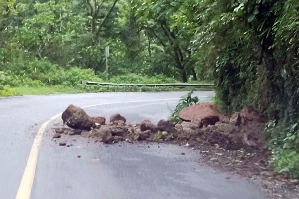 Las lluvias provocan la caída de material pétreo sobre carreteras de la Sierra Alta | Foto: Especial