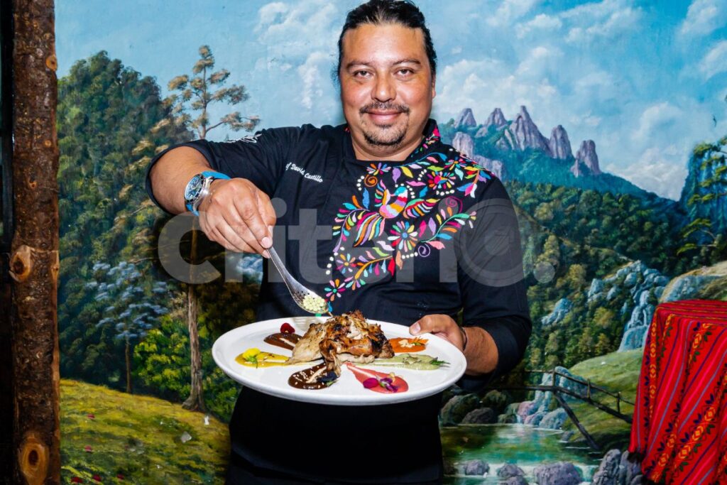 David Castillo Aceves, chef titular de La Trucha Grilla, sosteniendo un platillo