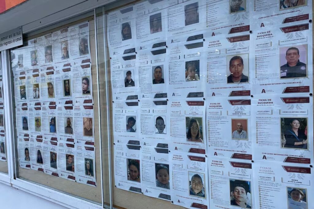 Un tablero lleno de fichas de búsqueda emitidas por la Comisión de Búsqueda de Personas del Estado de Hidalgo y la PGJEH