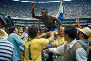 El legado de Pelé y Diego Armando Maradona volvió a emocionar al público en la cancha donde ambos conquistaron la gloria mundialista