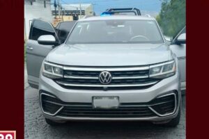Las labores de localización permitieron ubicar la camioneta señalada en la comunidad de Acayuca, donde elementos de seguridad desplegaron un operativo que concluyó con el rescate de la mujer extranjera