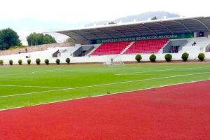 El legendario Estadio Revolución Mexicana mantiene viva una de las historias más peculiares del futbol nacional, cuando cientos de aficionados observaban los partidos desde el Cerro de Cubitos por la falta de espacio en las tribunas
