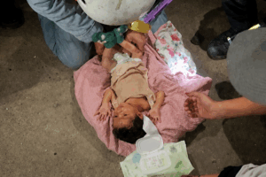 Un bebé recién nacido fue localizado con vida tras permanecer alrededor de 32 horas bajo los escombros en La Guaira, una de las regiones más afectadas por los terremotos en Venezuela