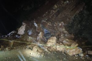 Autoridades municipales de Nicolás Flores alertaron sobre la presencia de deslaves en la carretera que conecta con Cardonal