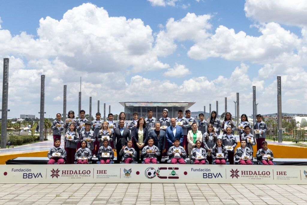 Foto grupal de los ganadores de la Olimpiada del Conocimiento Infantil 2026 junto a las autoridades de Hidalgo