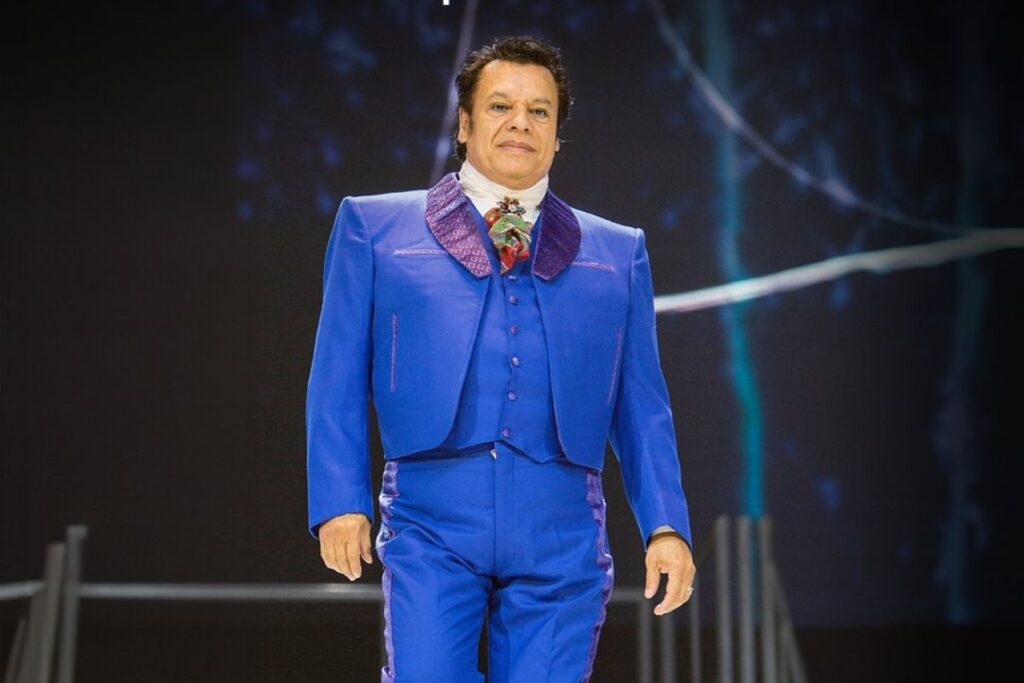Juan Gabriel en uno de sus conciertos antes de fallecer en 2016