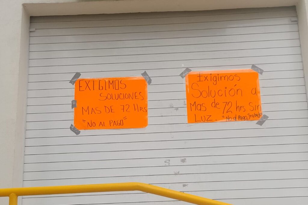 Carteles de protesta colocados en las instalaciones de la CFE en Metztitlán