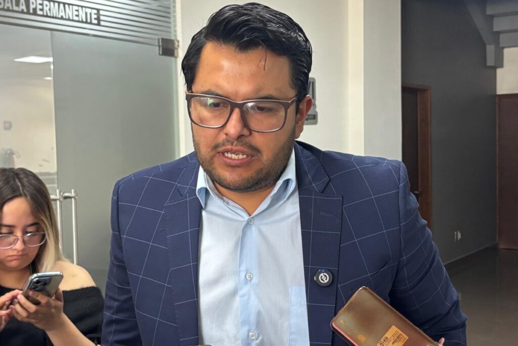 El diputado Miguel Moreno Zamora dando entrevista a medios en el Congreso de Hidalgo