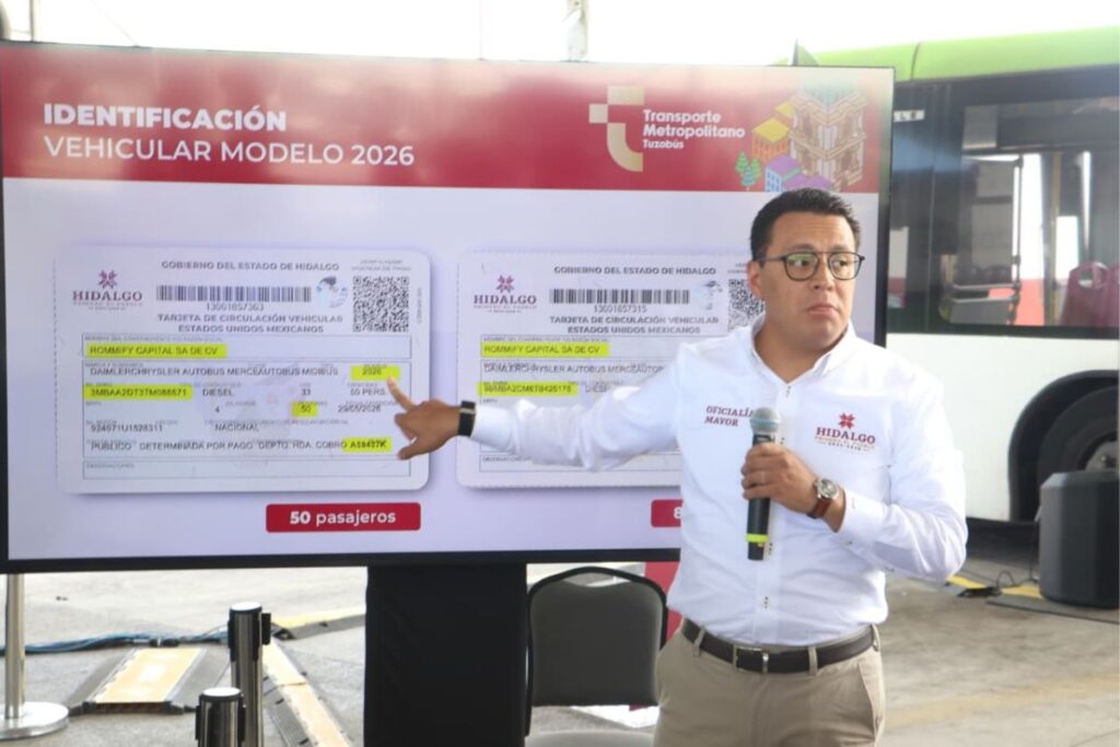Orlando Ángeles Pérez, titular de la Oficialía Mayor, durante un evento del Tuzobús