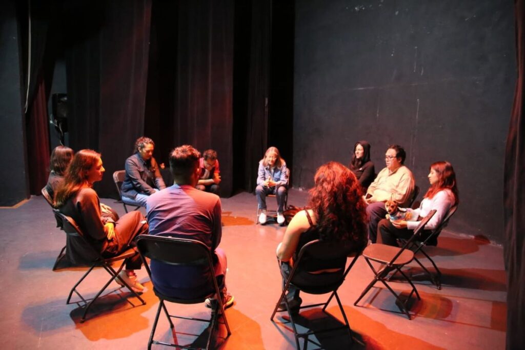 Escenario de un teatro en el que aparecen varios actores en plena puesta en escena