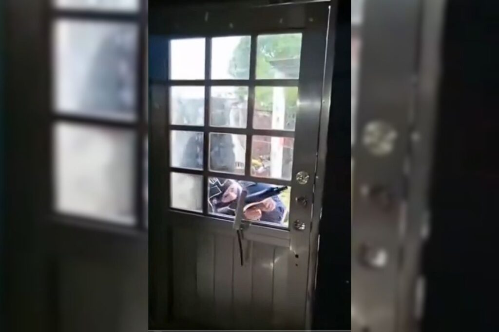 Captura del video en el momento en que un comando armado ingresa a la fuerza al domicilio de Roxana Guzmán antes de ser sustraída, en Veracruz