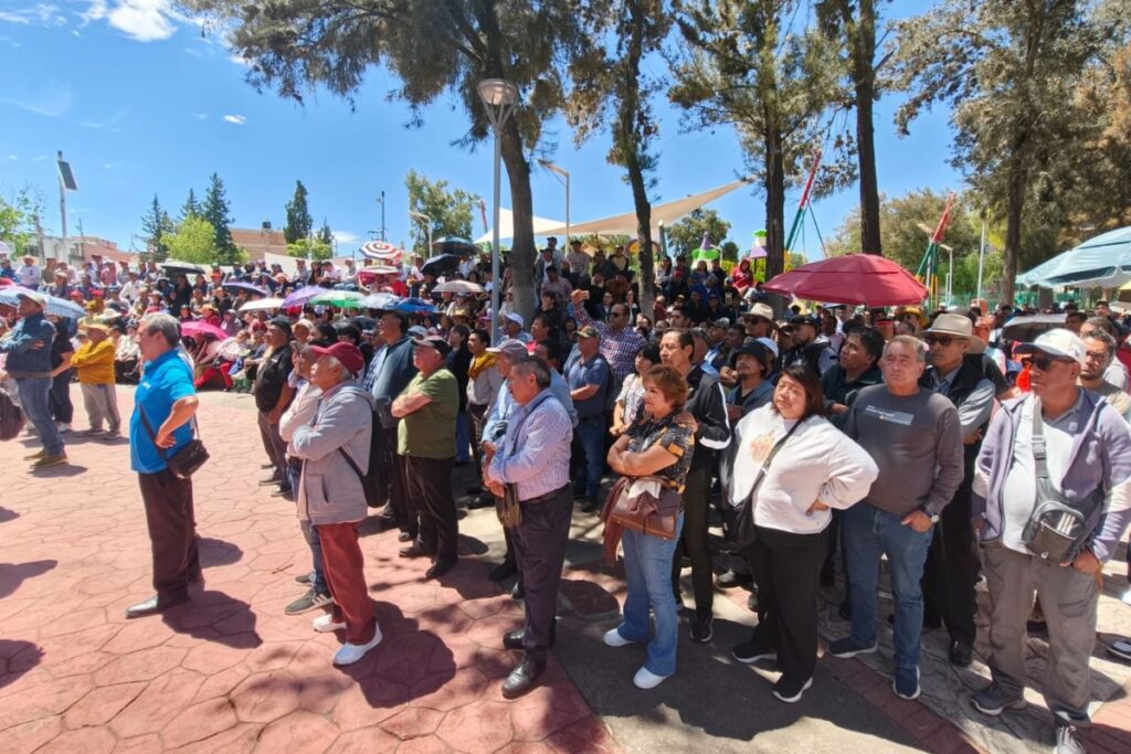 Sindicalizados de Pachuca en plena sesión extraordinaria del SUTSMP en el parque Hidalgo