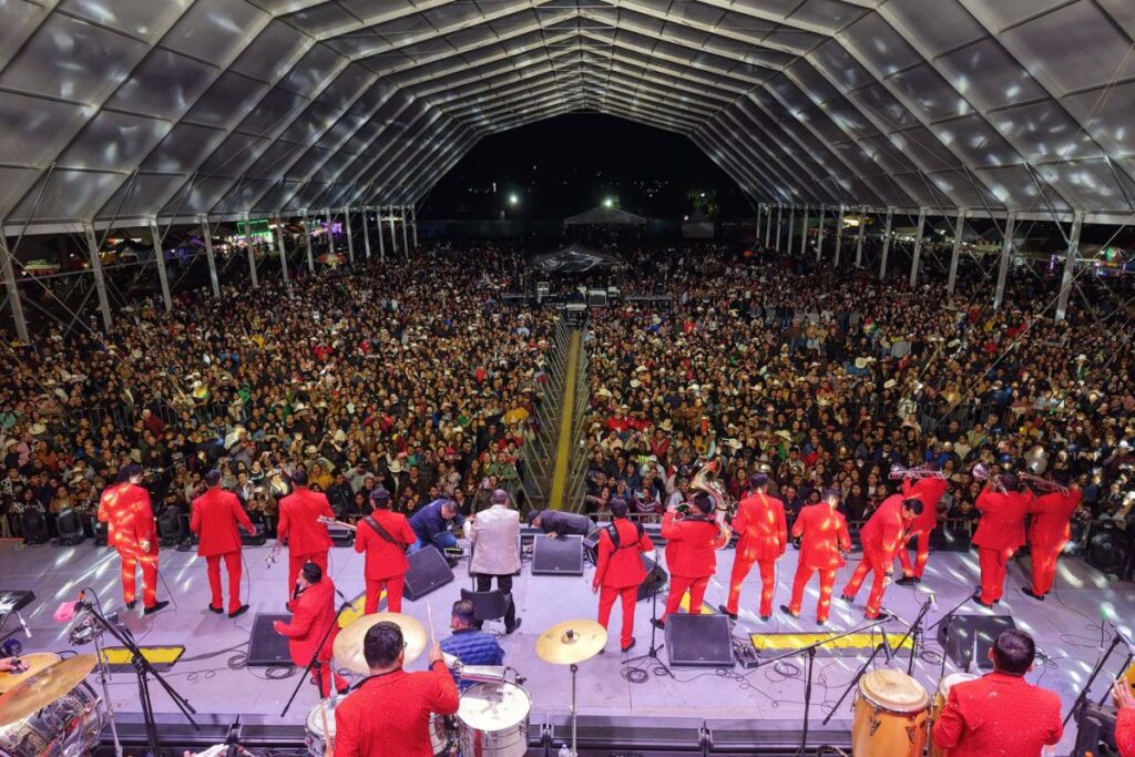 Parte de la vista del teatro del pueblo de la feria de Zempoala, en el que se aprecia una agrupación en el escenario y a una audiencia en segundo plano