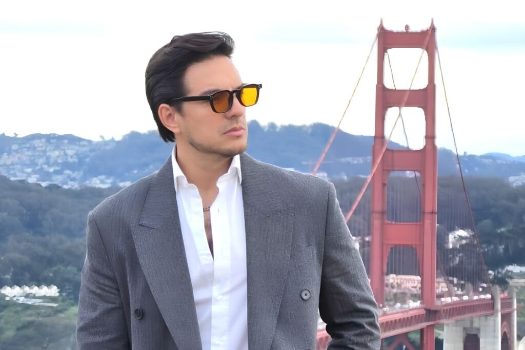 El actor Vadhir Derbez posa frente al puente Golden Gate en San Francisco