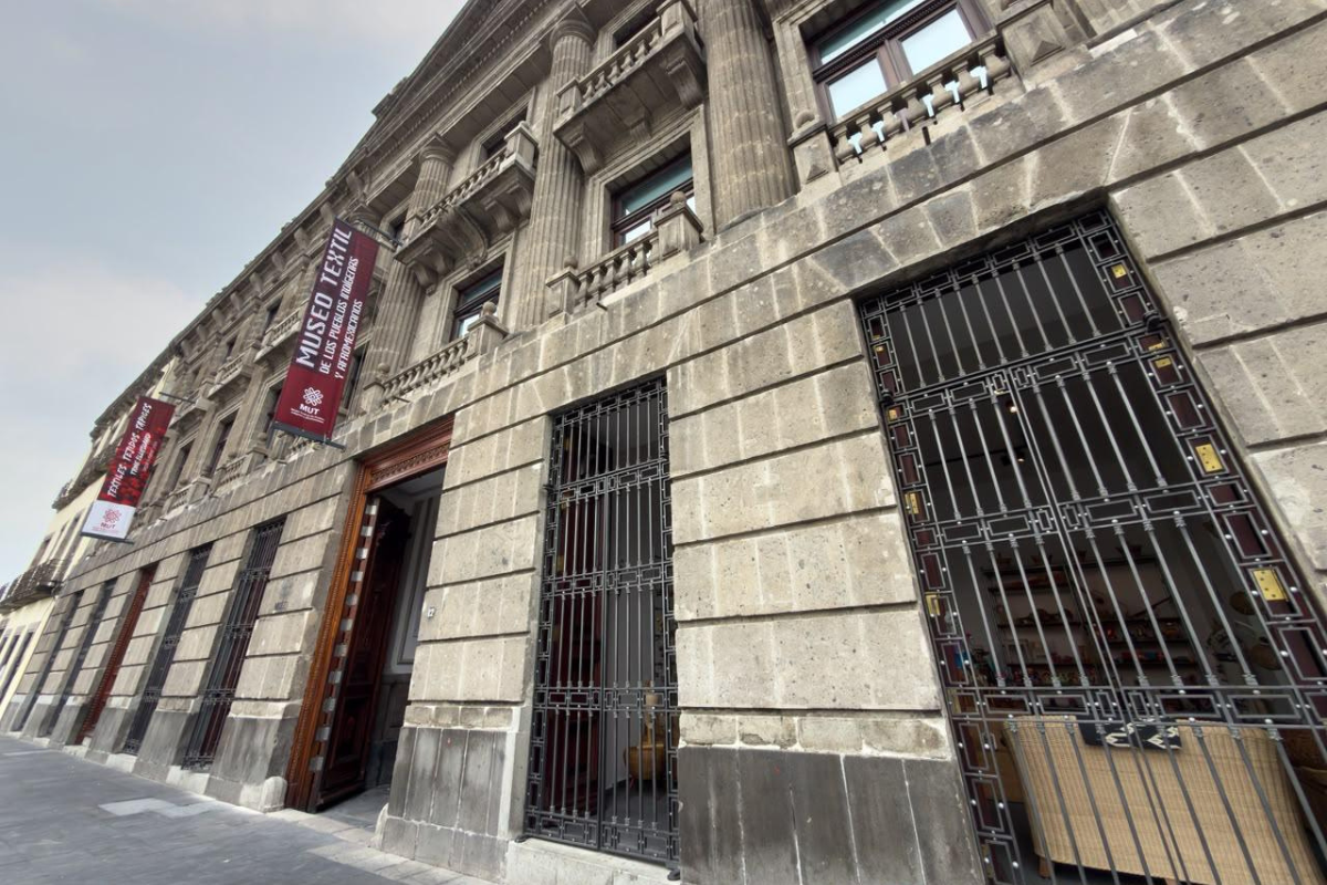 El Museo Textil de los Pueblos Indígenas y Afromexicanos se localiza frente al Templo Mayor