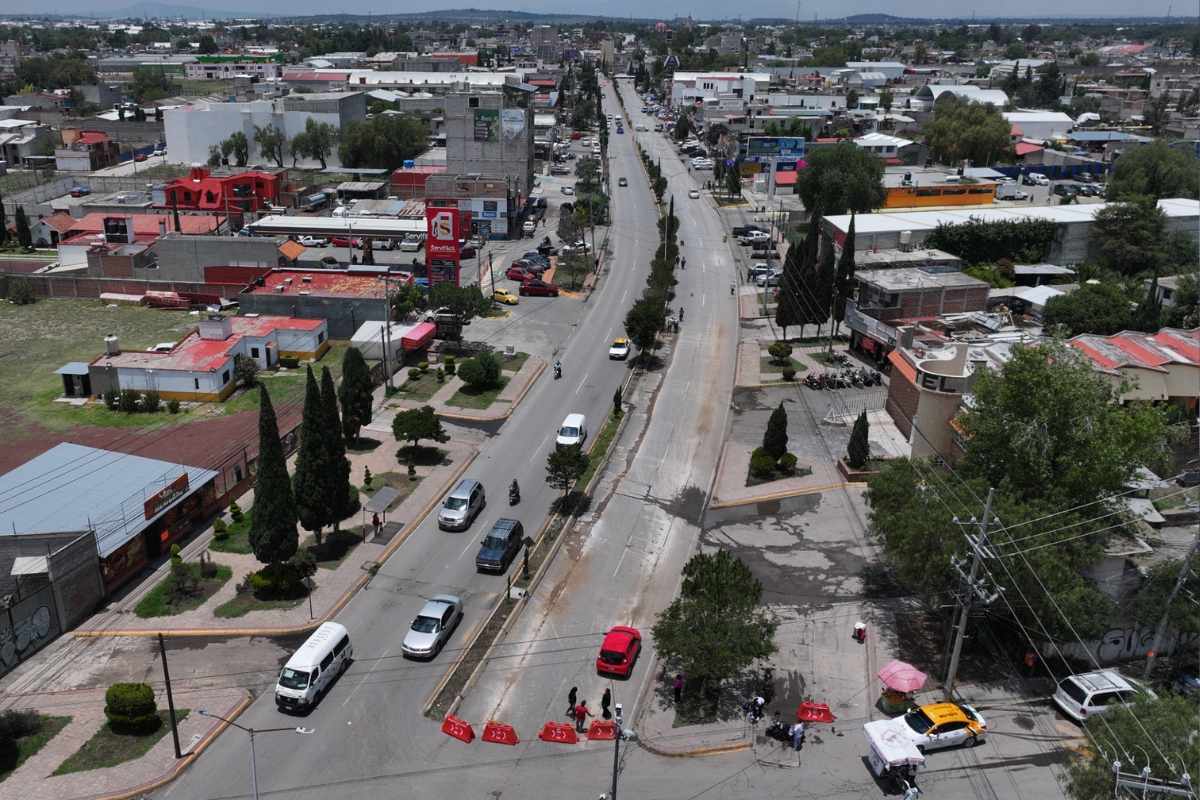 Maquinaria y cuadrillas realizan excavaciones para la instalación de tuberías en la avenida Juárez Norte, en Tizayuca | Foto: Especial