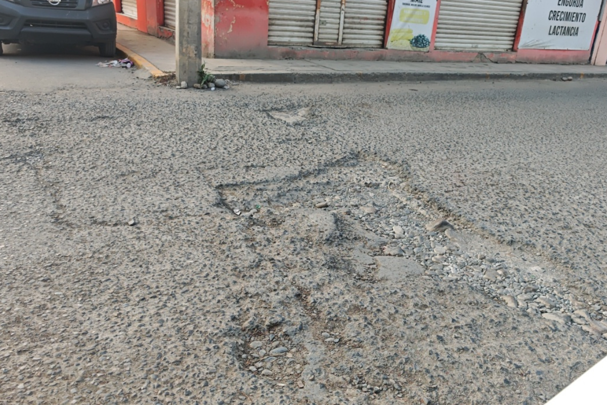 Los inconformes señalaron que los hoyancos ocupan una parte importante de la superficie de rodamiento | Foto: Salomón Hernández
