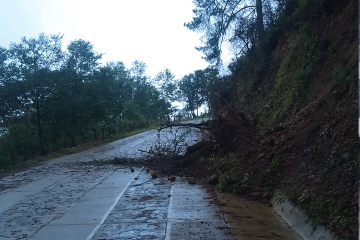 Tras el derrumbe ocasionado por las lluvias en Tenango, se retiraron lodo y rocas con apoyo de maquinaria para reabrir la vía de comunicación | Foto: Especial