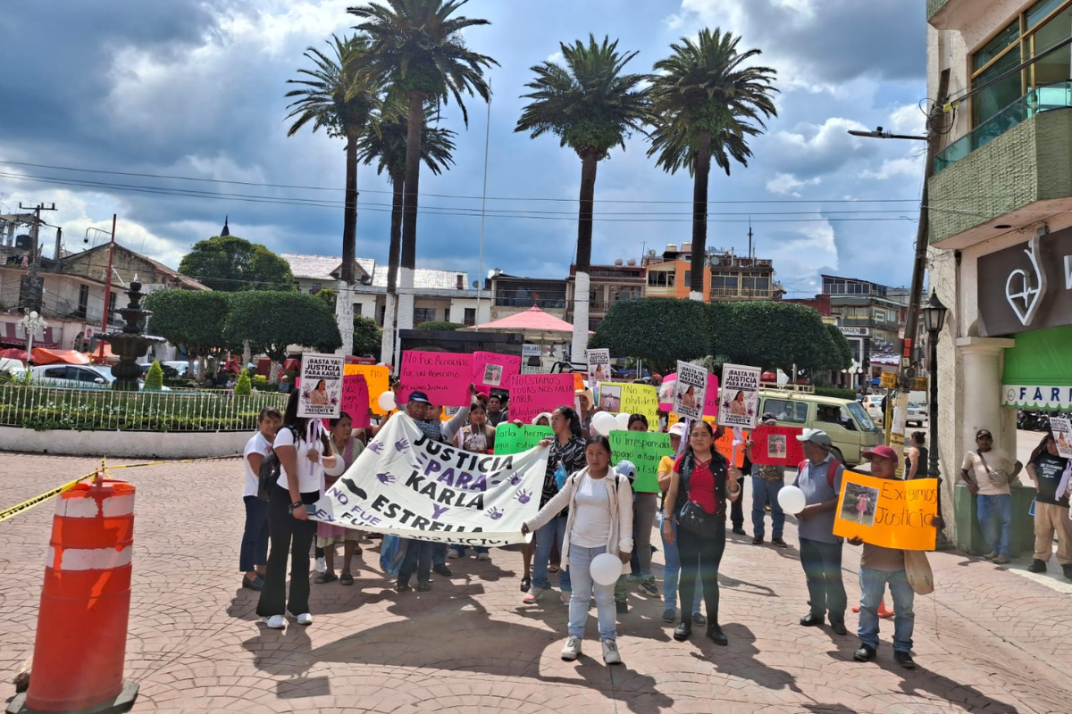 La movilización pacífica en calles de Zacualtipán se realizó con motivo de la audiencia del imputado | Foto: Especial